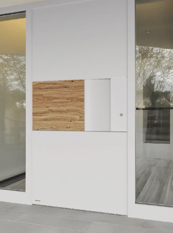 Haustür mit Glaselementen in einem hellen Eingang