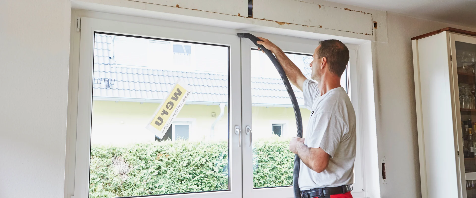 Monteur setzt ein neues WERU-Fenster in eine Altbauwohnung ein